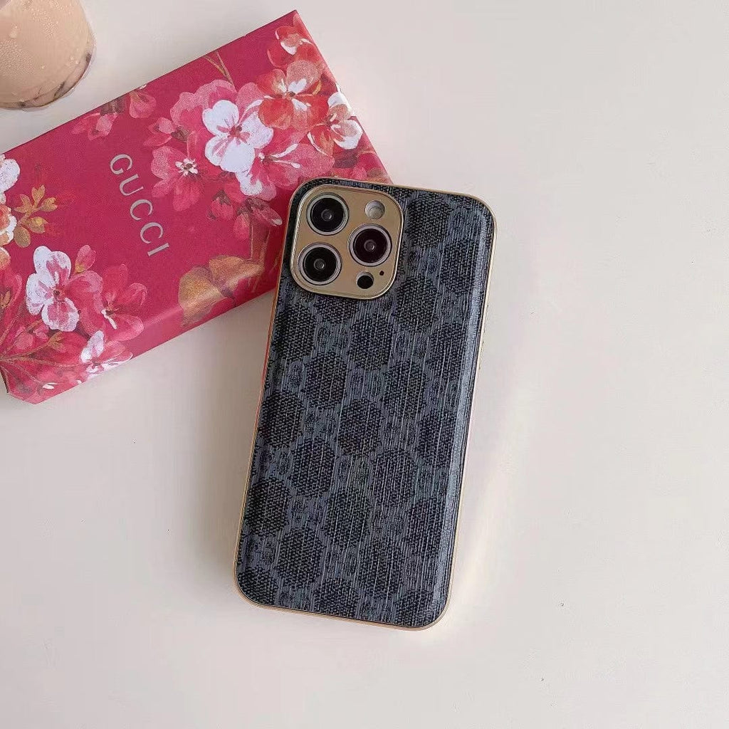 Tunde Store Gucci Interlocking G Timeless iPhone 15 Case